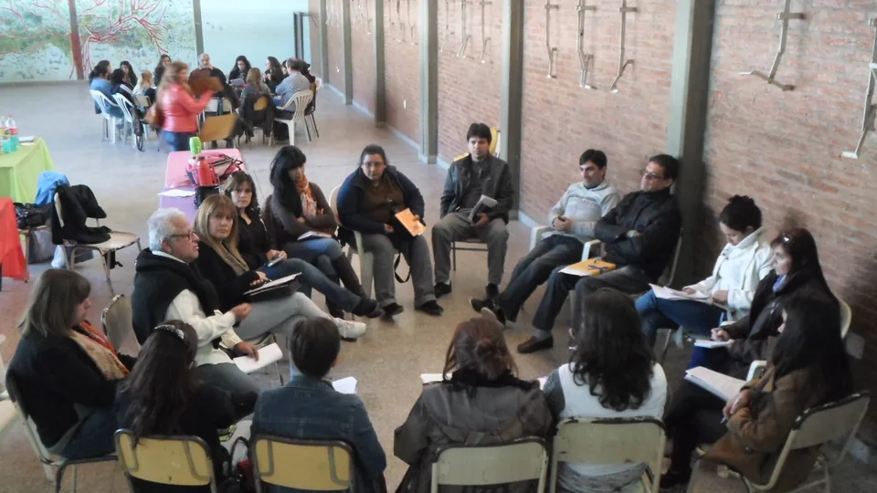 Grupo de trabajo en una actividad de psicolog&iacute;a social organizacional